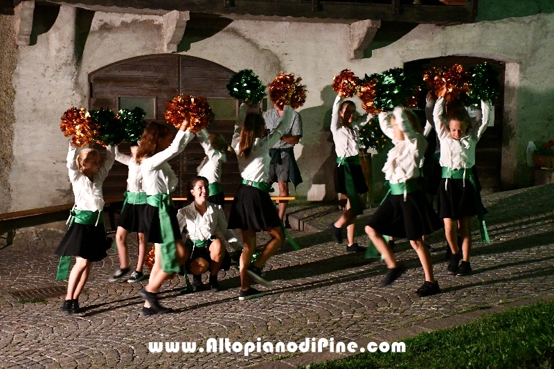 Concerto Banda Giovanile Pine', Gruppo Bandistico Folk Pinetano ed esibizione Majorettes