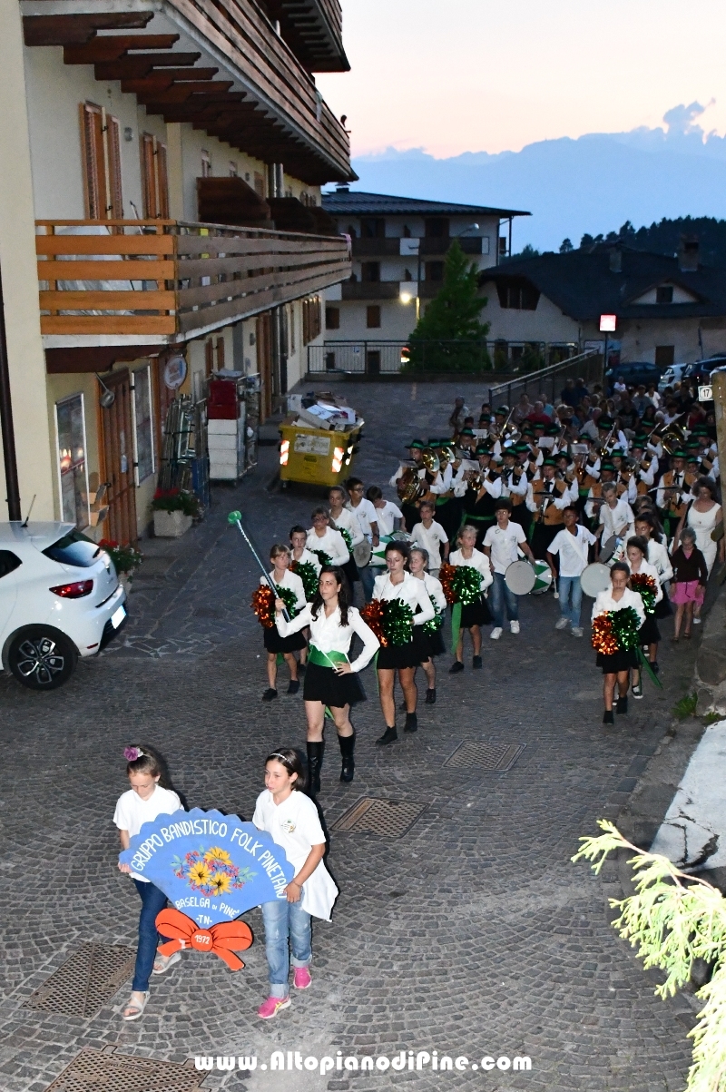 Concerto Banda Giovanile Pine', Gruppo Bandistico Folk Pinetano ed esibizione Majorettes