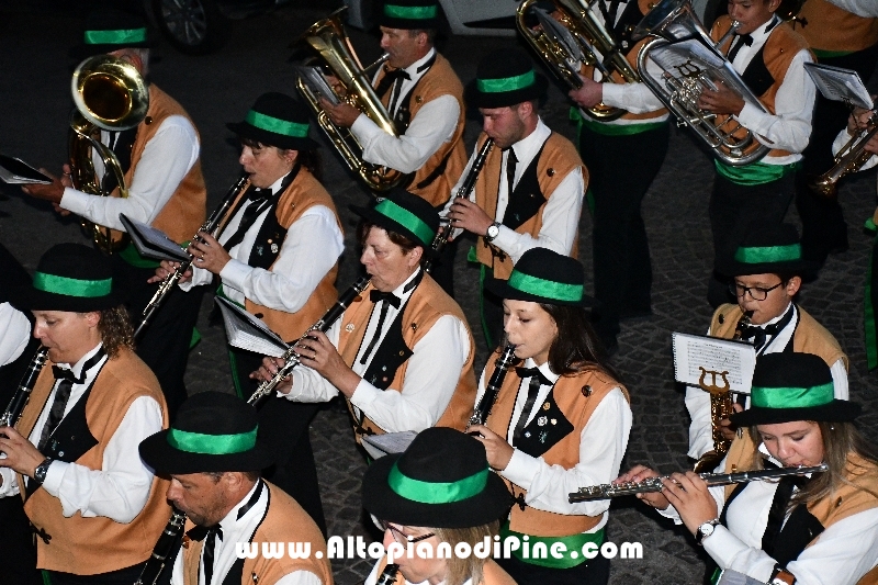 Concerto Banda Giovanile Pine', Gruppo Bandistico Folk Pinetano ed esibizione Majorettes