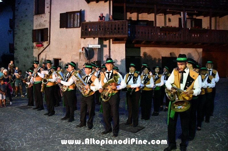 Concerto Banda Giovanile Pine', Gruppo Bandistico Folk Pinetano ed esibizione Majorettes