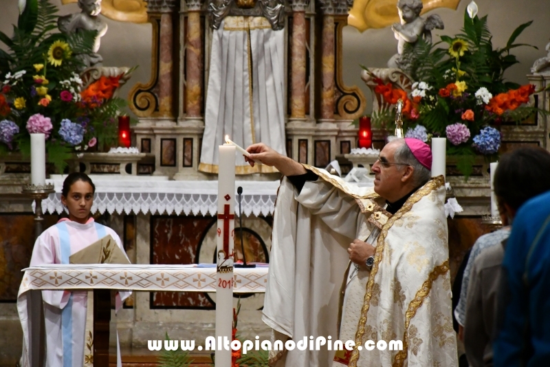 Liturgia della luce con accensione delle candele al cero pasquale