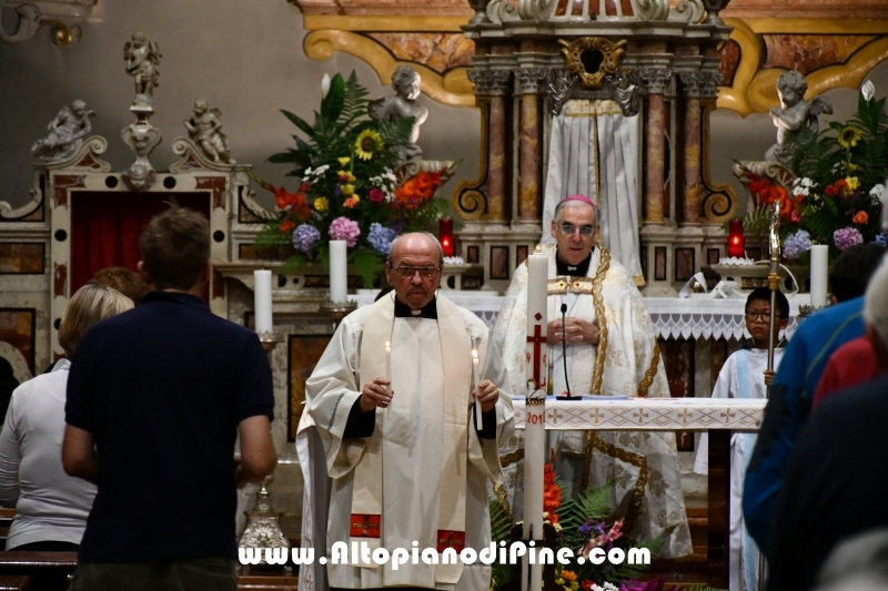 Liturgia della luce con accensione delle candele al cero pasquale- Santuario di Montagnaga border=