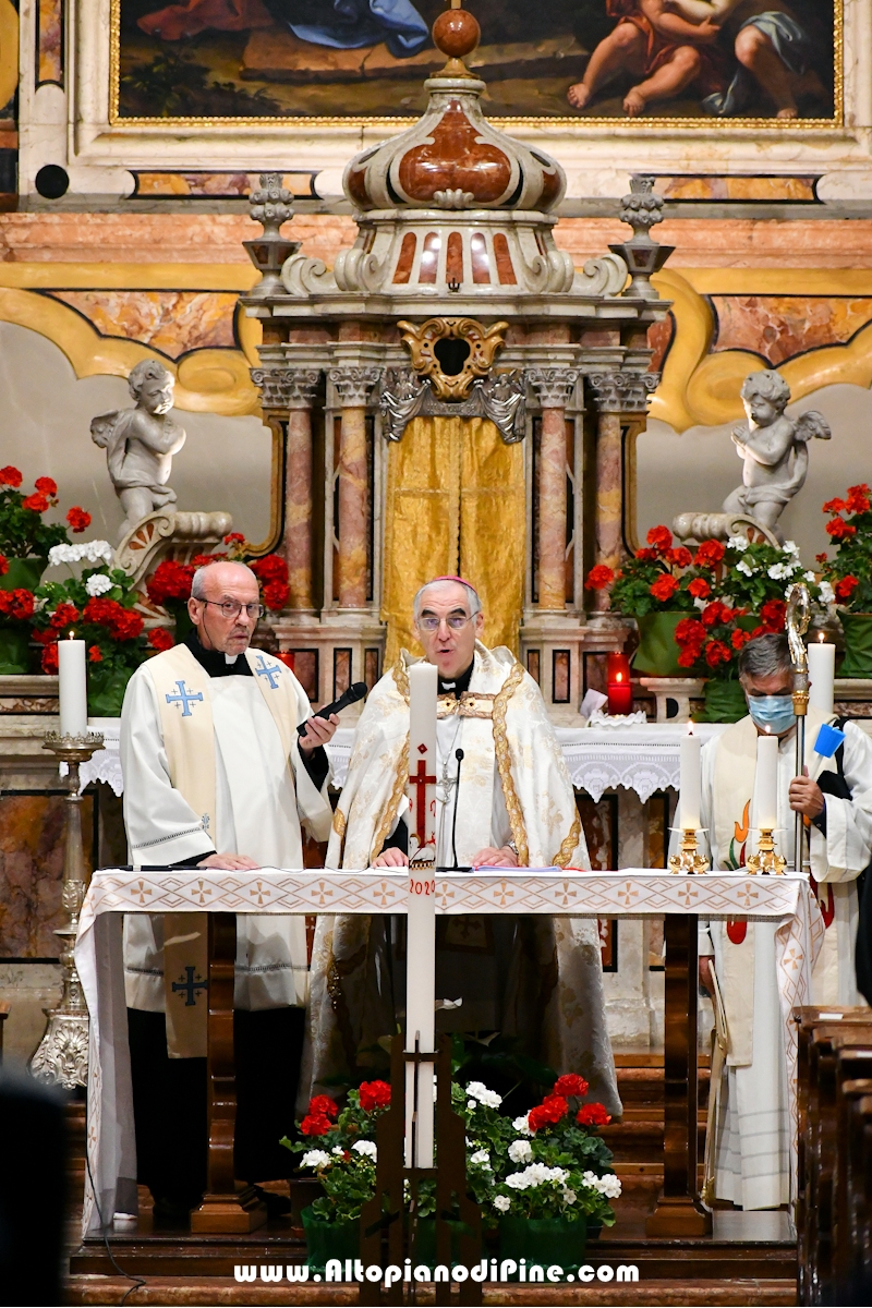 Liturgia della luce con accensione delle candele al cero pasquale