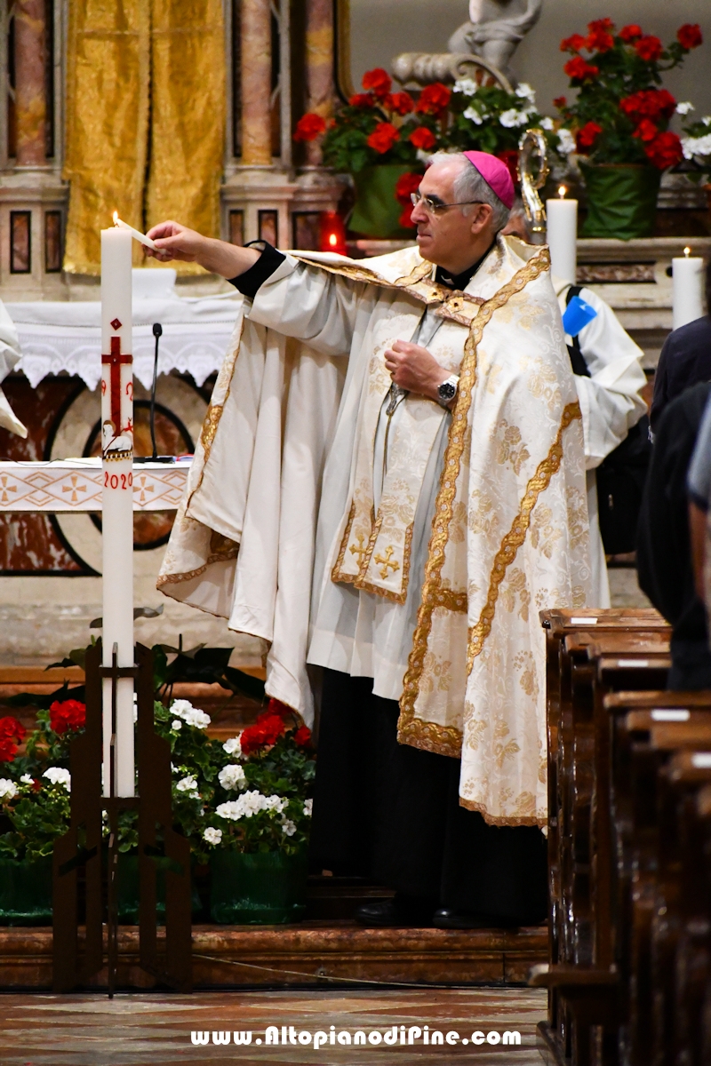 Liturgia della luce con accensione delle candele al cero pasquale- Santuario di Montagnaga border=