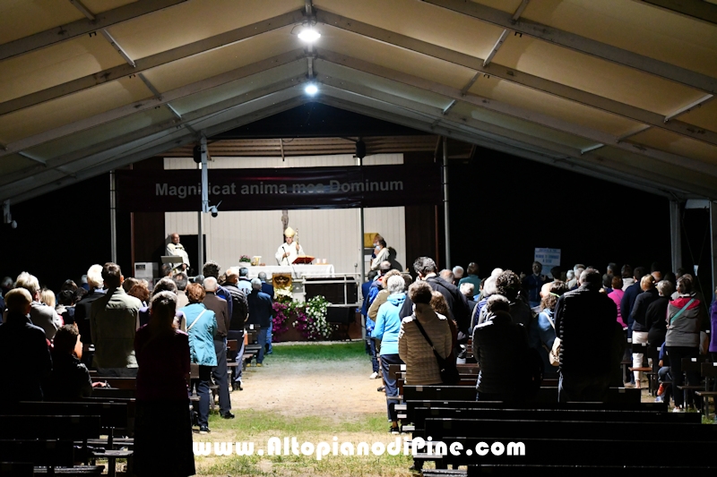 La benedizione finale della S. Messa della Assunta - Altopiano di Pine'