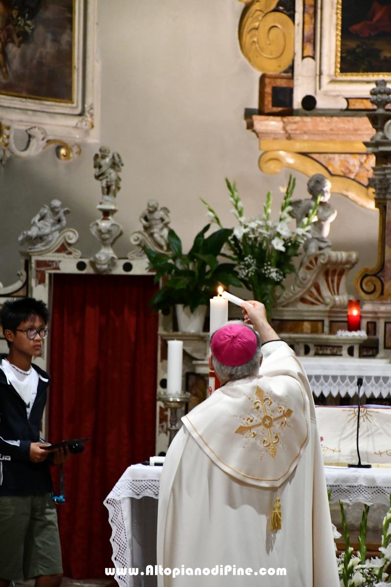 Liturgia della luce con accensione delle candele al cero pasquale- Santuario di Montagnaga border=