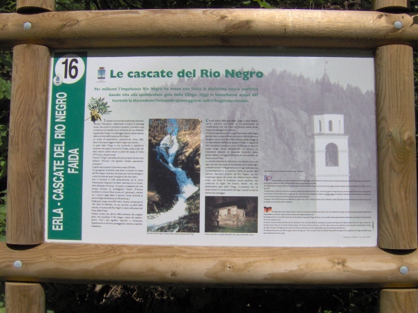 Cartello con alcune notizie sulle Cascate del Rio Negro [fotopercorsi/cartello_cascaterionegro.jpg]