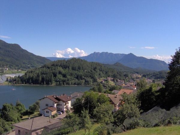 Lago di Serraia e Doss di Miola [fotopercorsi/lago_serraia_vistodasternigo1.jpg]