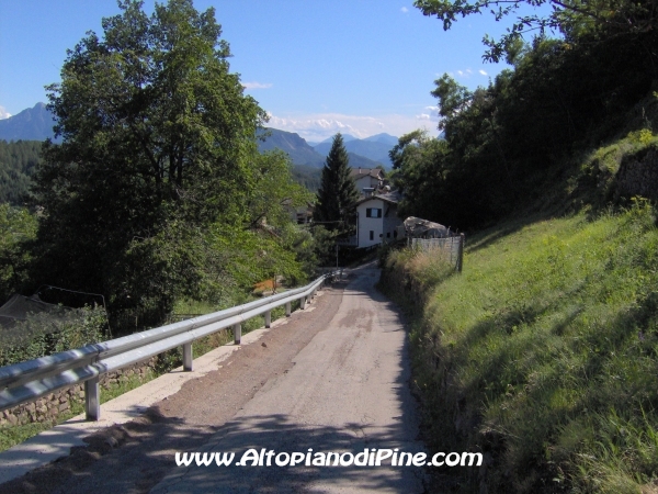 Sternigo - strada che scende dal bosco [fotopercorsi/strada_boscosternigo4.jpg]