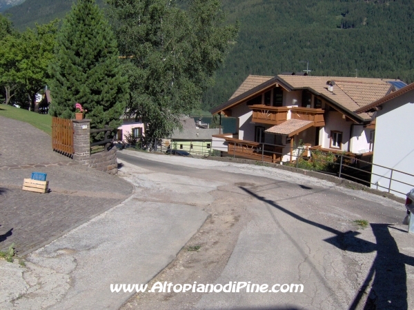 Sternigo - strada che scende dal bosco [fotopercorsi/strada_boscosternigo5.jpg]