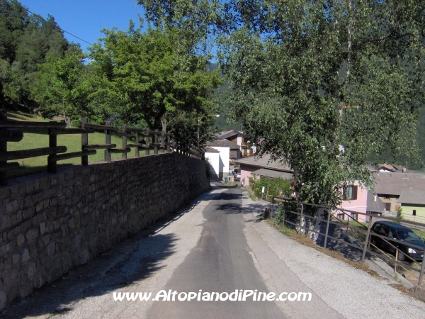 Sternigo - strada che scende dal bosco [fotopercorsi/strada_boscosternigo6.jpg]