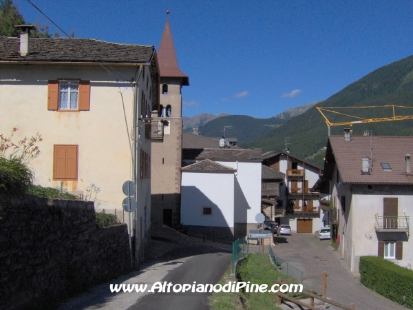 Sternigo - strada che scende dal bosco [fotopercorsi/strada_boscosternigo7.jpg]