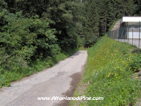 Strada verso Cascata del Lupo e Segonzano [fotopercorsi/strada_piazze-cascatalupo_10.jpg]