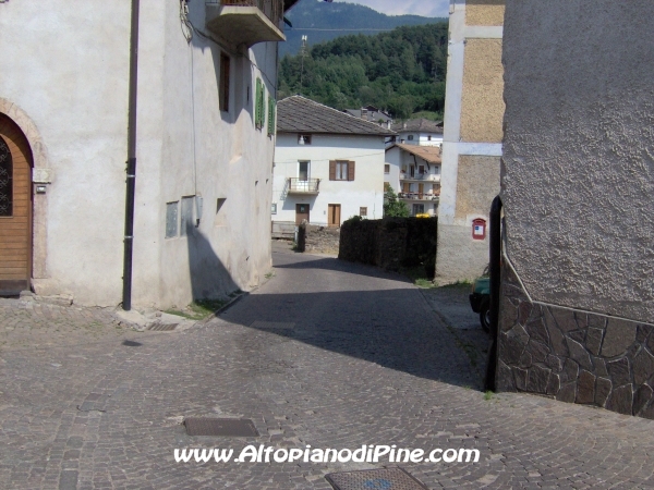 Strada di Tressilla [fotopercorsi/strada_tressillachiesetta1.jpg]